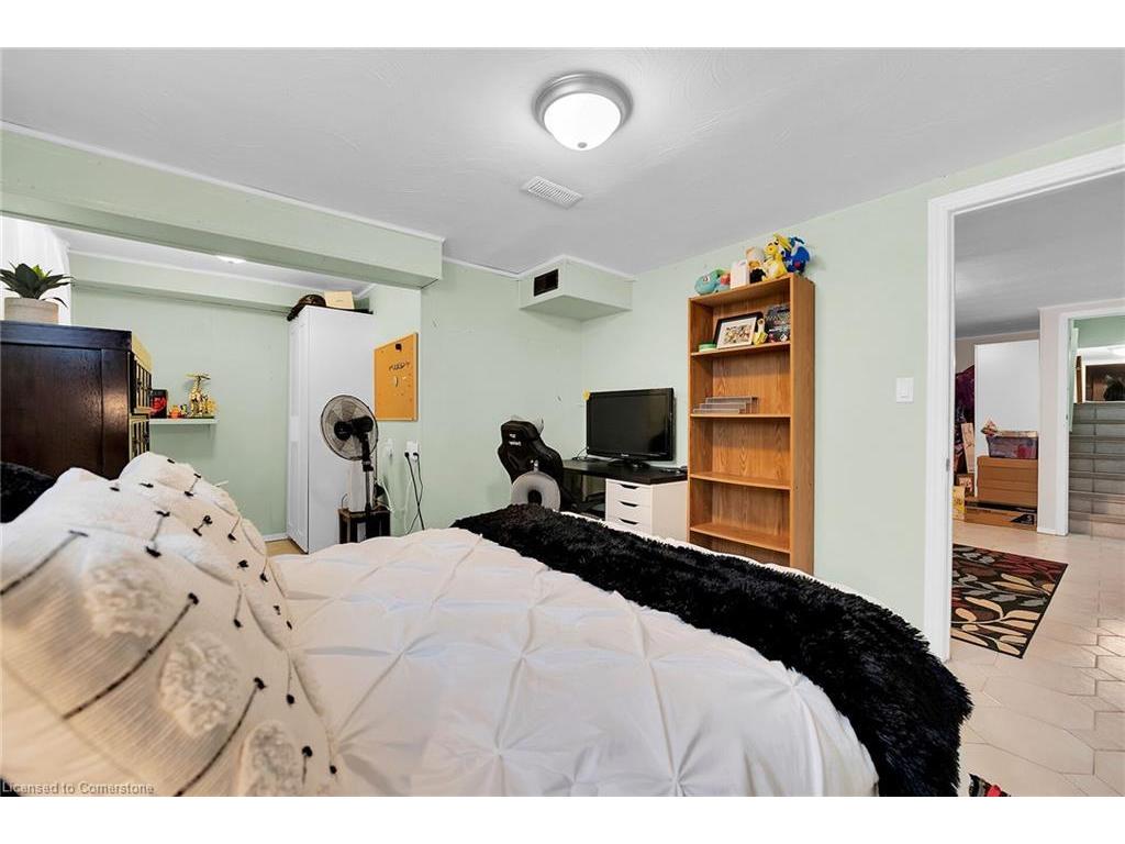 









221


East 24th

Street,
Hamilton,




ON
L8V 2Y5

