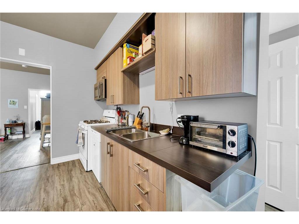 









129


Dundurn

Street North,
Hamilton,




ON
L8R 3E7

