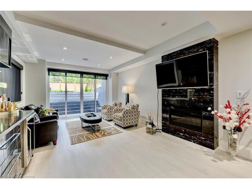 









533


Carson

Lane,
Oakville,




ON
L6J 6M3

