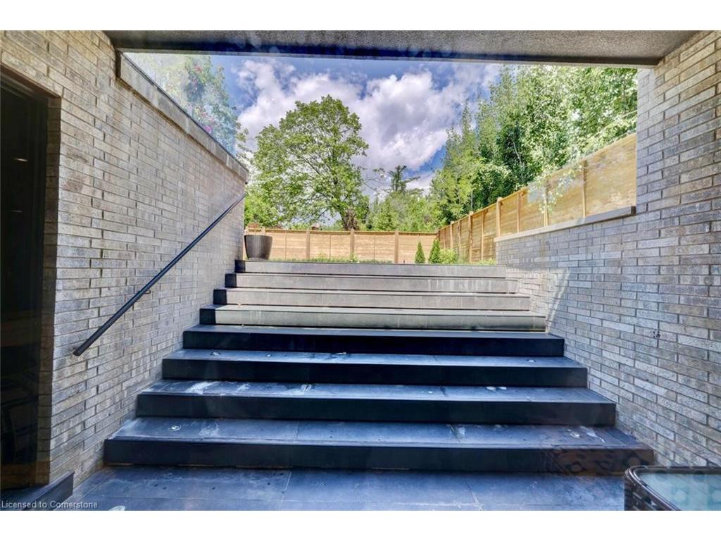 









533


Carson

Lane,
Oakville,




ON
L6J 6M3

