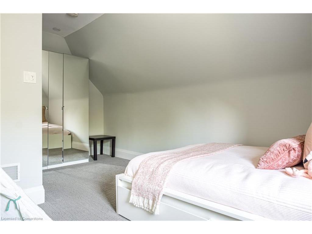 









3


Oakwood

Place,
Hamilton,




ON
L8S 4C9

