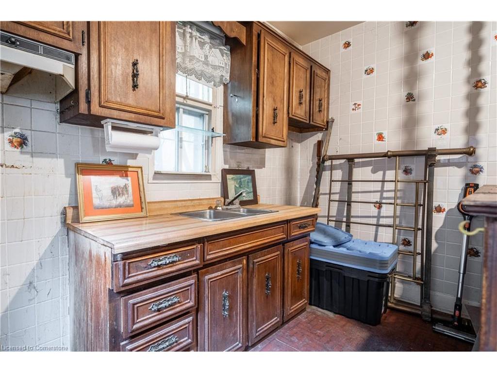 









18


Scarlett

Road,
Toronto,




ON
M6N 4K1

