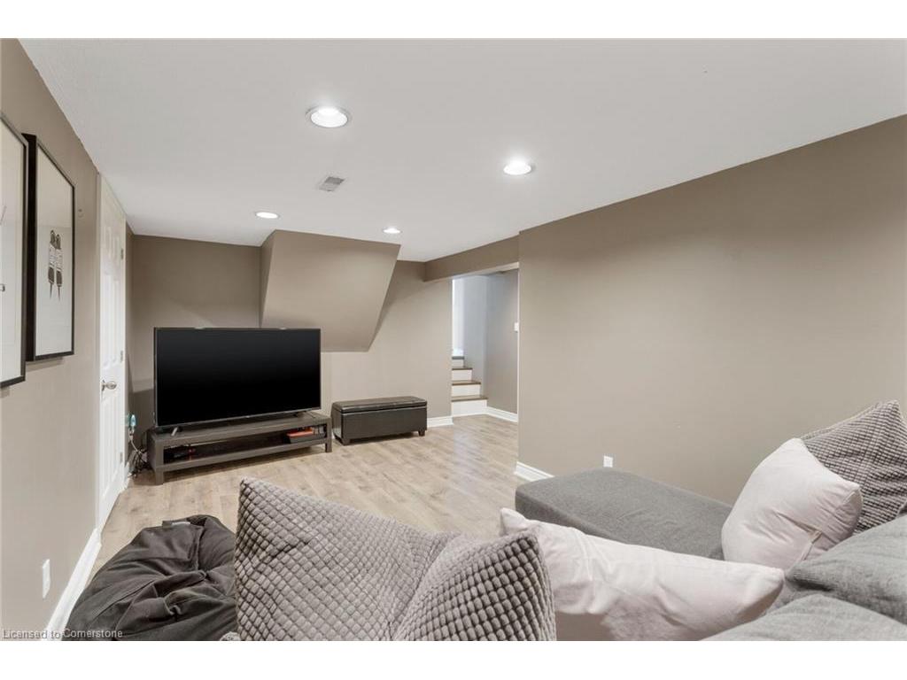









2088


Saxon

Road,
Oakville,




ON
L6L 2V2

