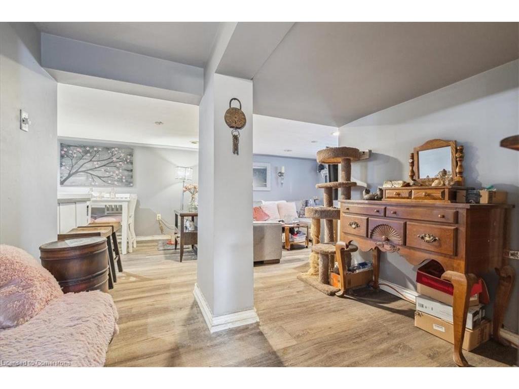 









276


East 37th

Street,
Hamilton,




ON
L8V 4B3

