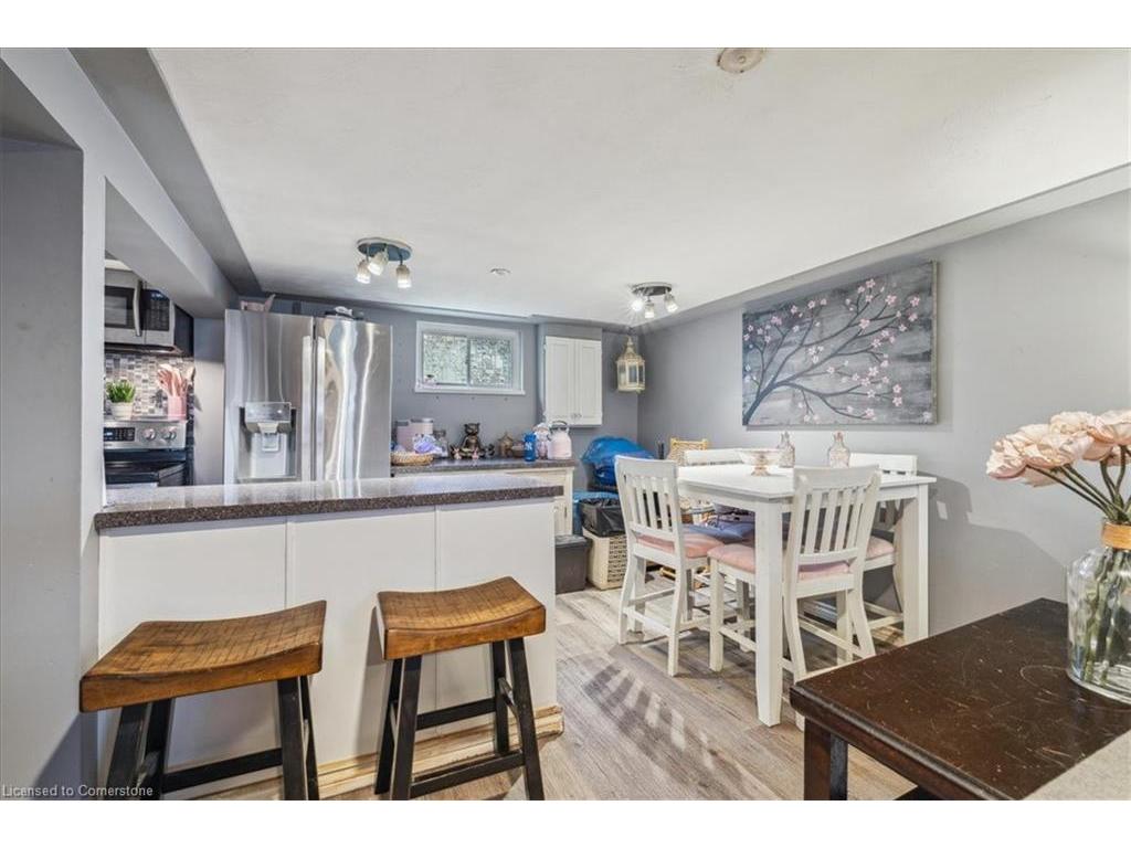 









276


East 37th

Street,
Hamilton,




ON
L8V 4B3

