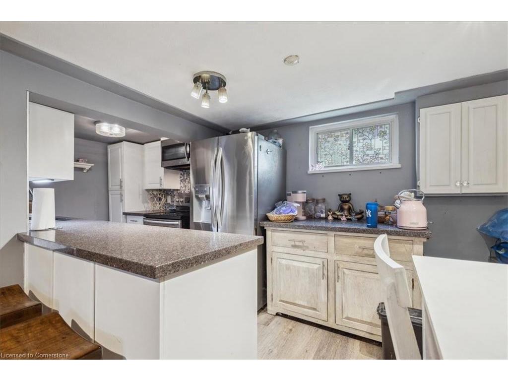 









276


East 37th

Street,
Hamilton,




ON
L8V 4B3

