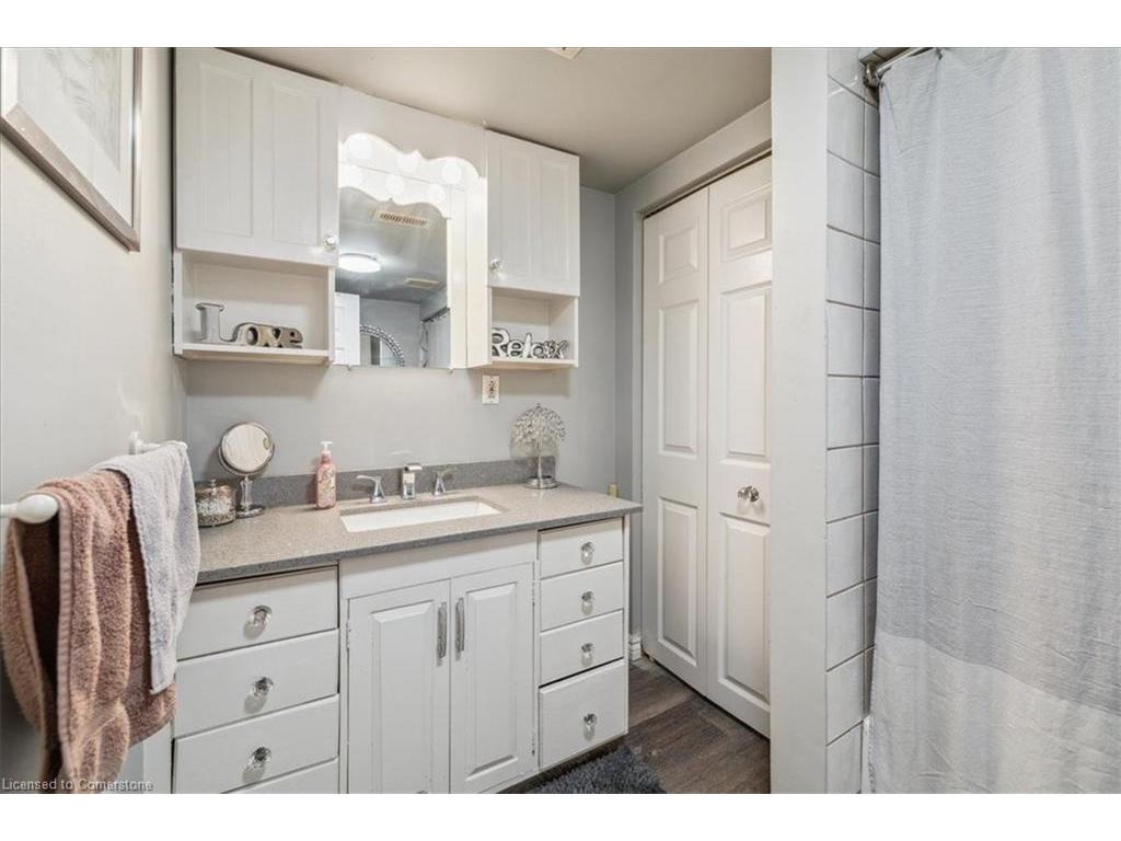 









276


East 37th

Street,
Hamilton,




ON
L8V 4B3

