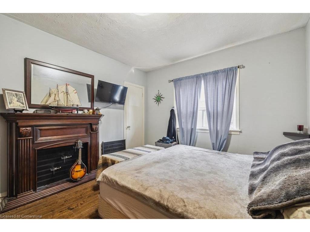 









276


East 37th

Street,
Hamilton,




ON
L8V 4B3

