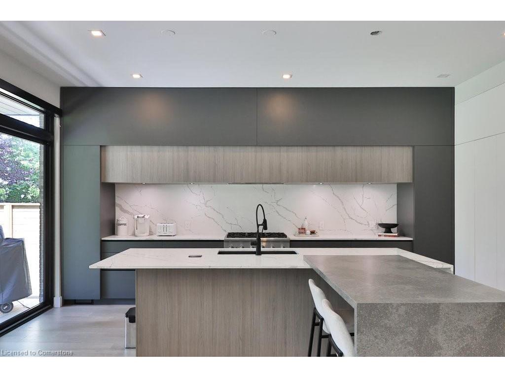 









890


Beechwood

Avenue,
Mississauga,




ON
L5G 4E2

