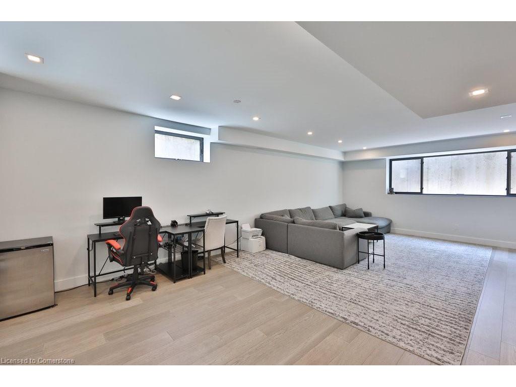 









890


Beechwood

Avenue,
Mississauga,




ON
L5G 4E2

