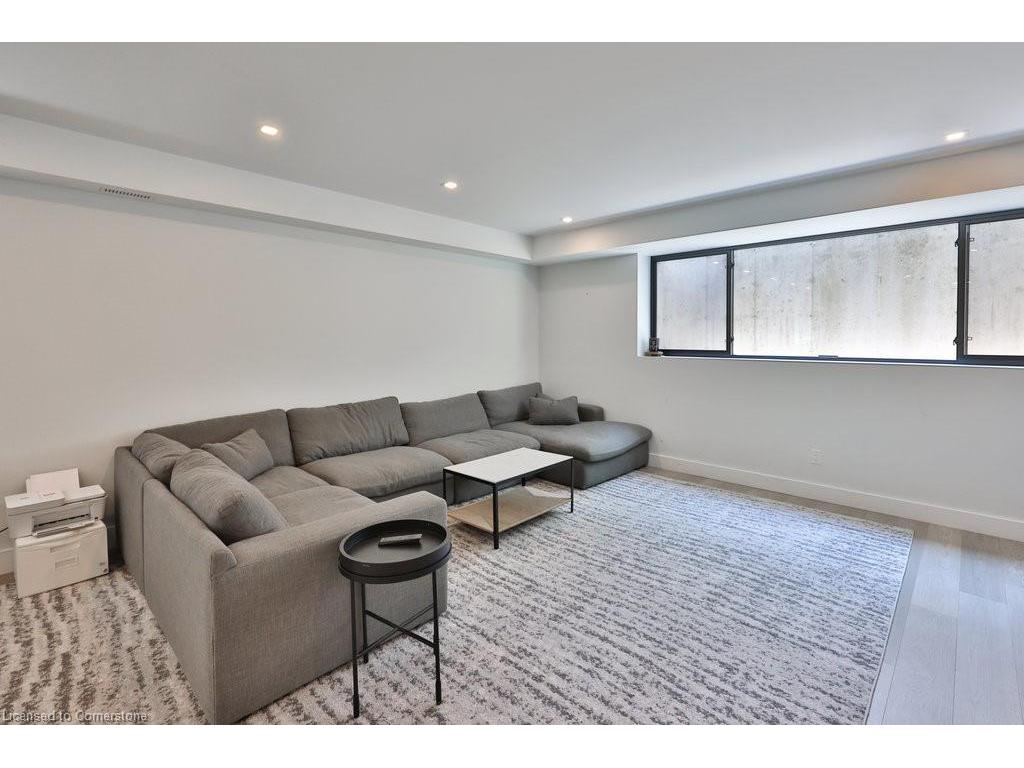 









890


Beechwood

Avenue,
Mississauga,




ON
L5G 4E2

