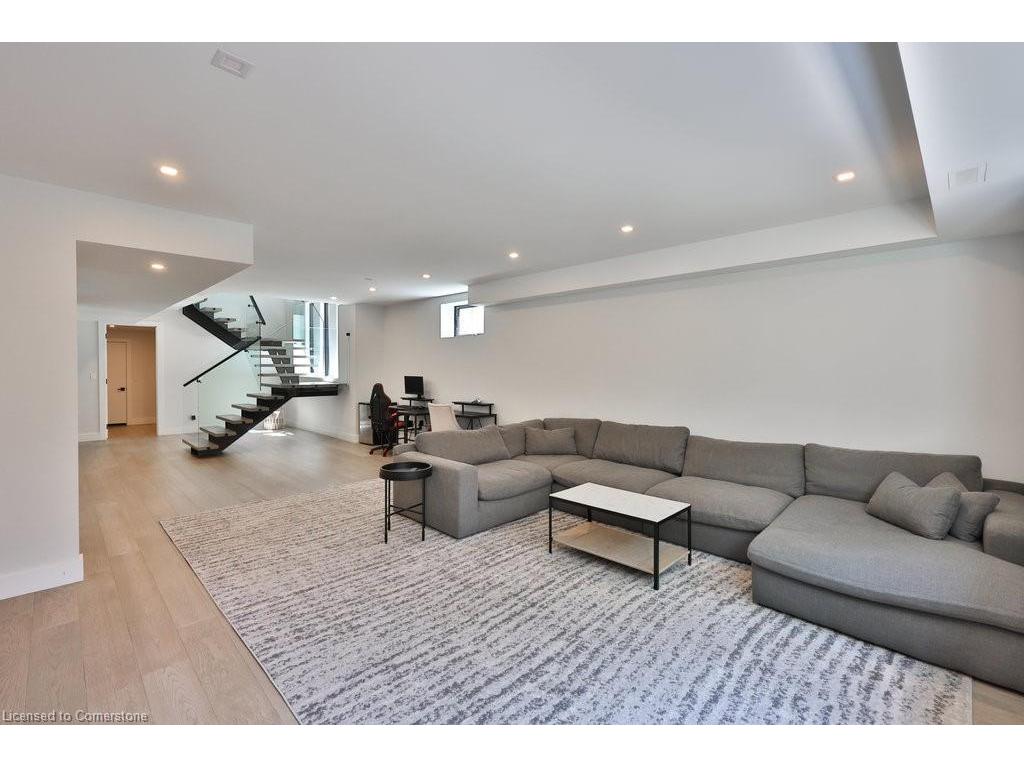 









890


Beechwood

Avenue,
Mississauga,




ON
L5G 4E2

