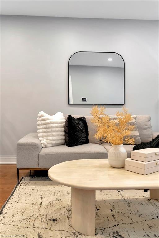 









746


Roxborough

Avenue,
Hamilton,




ON
L8H 1S8

