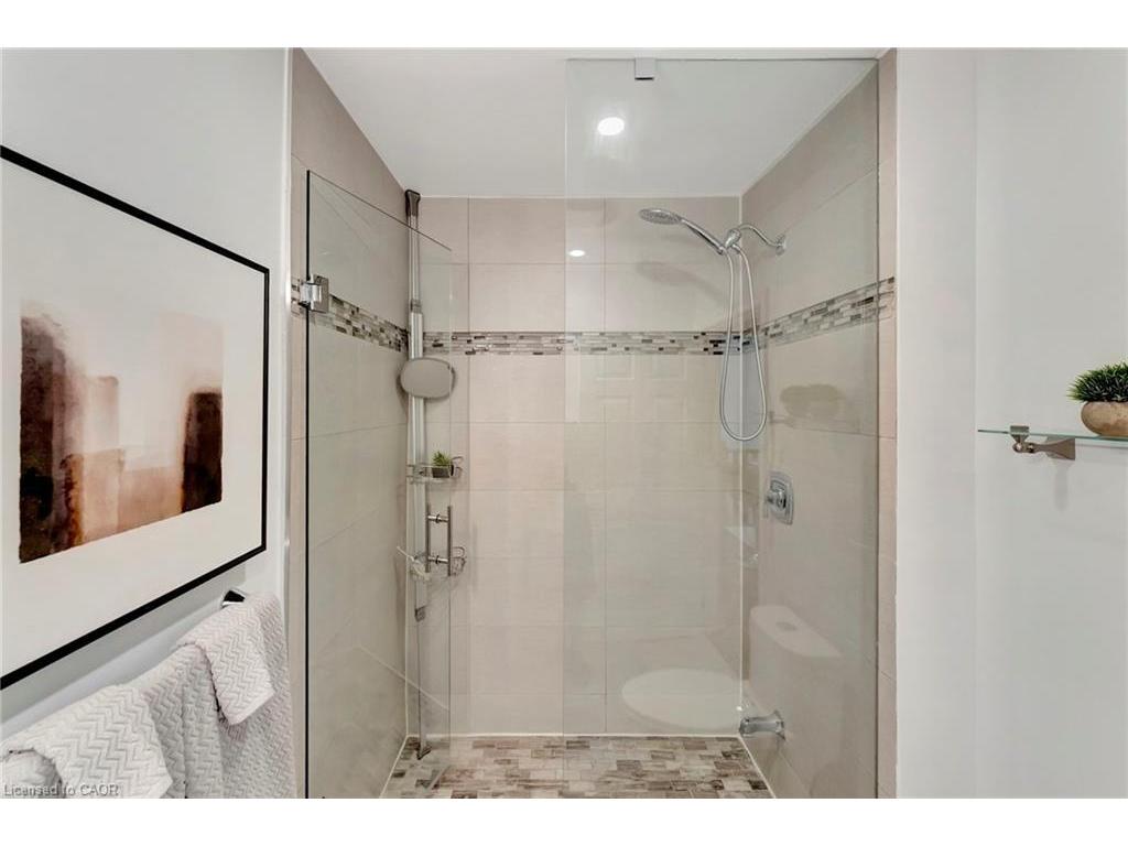 









746


Roxborough

Avenue,
Hamilton,




ON
L8H 1S8

