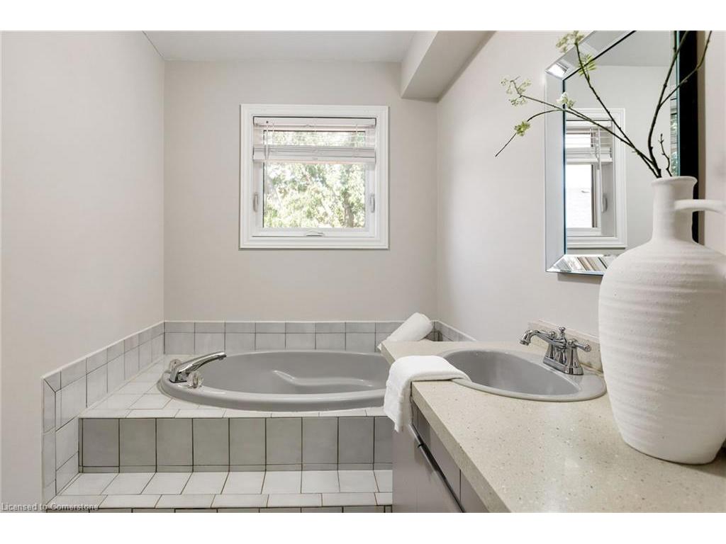 









2006


Glenada

Crescent, 7,
Oakville,




ON
L6H 5R9

