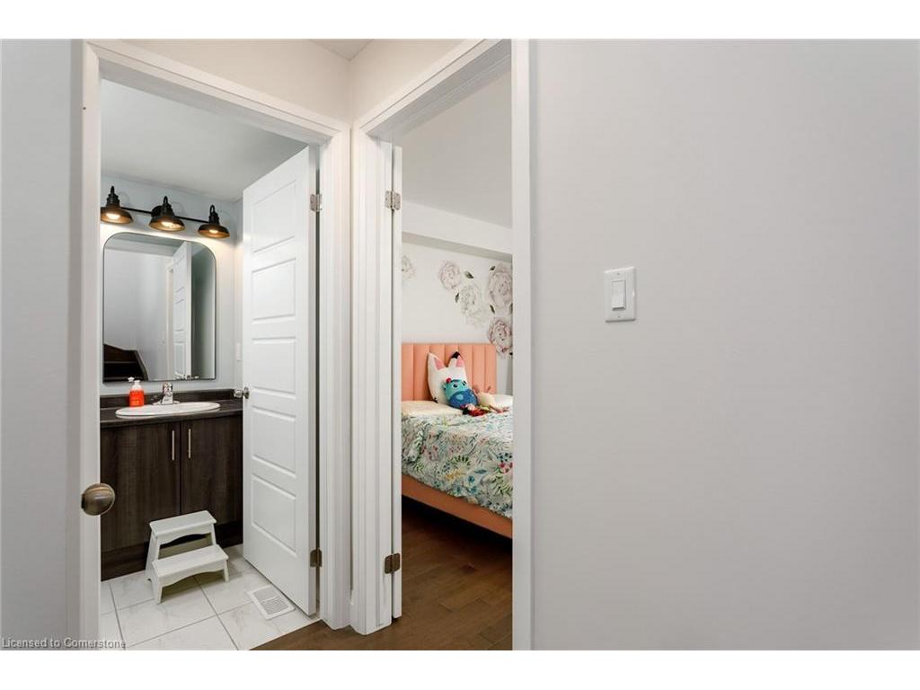 









405


Plains

Road, 22,
Burlington,




ON
L7T 2C9


