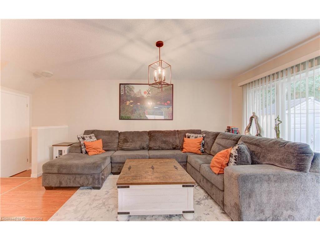 









916


Veronica

Court,
Kitchener,




ON
N2A 4G4

