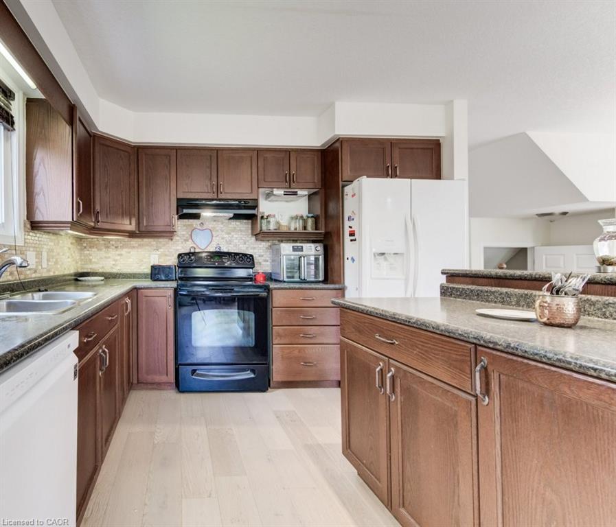









220


Lemon Grass

Crescent,
Kitchener,




ON
N2N 3R7

