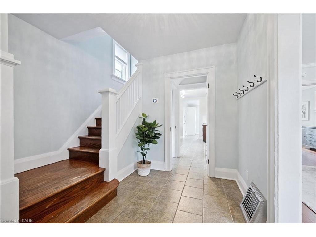 









123


Strange

Street,
Kitchener,




ON
N2G 1R4

