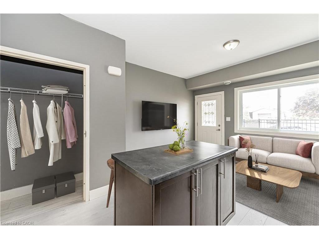 









689


Doon Village

Road, 102,
Kitchener,




ON
N2P 1A1

