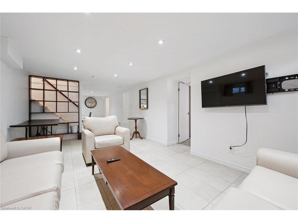 









18


Cambridge

Avenue, Lower,
Kitchener,




ON
N2B 1N4

