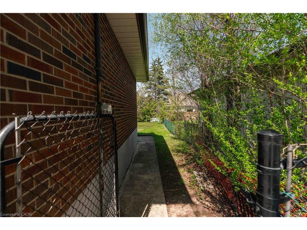 









365


Sandhurst

Drive,
Oakville,




ON
L6L 4L1

