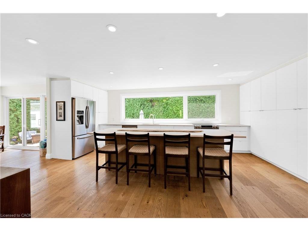 









912


Boothman

Avenue,
Burlington,




ON
L7T 1P4

