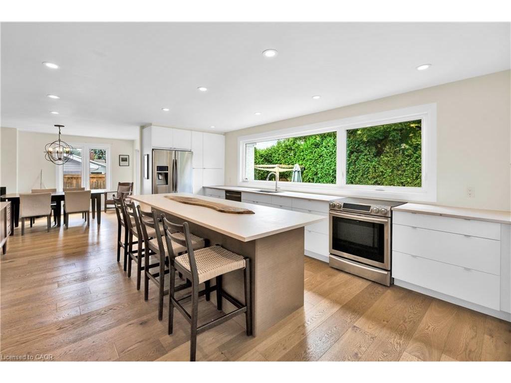 









912


Boothman

Avenue,
Burlington,




ON
L7T 1P4

