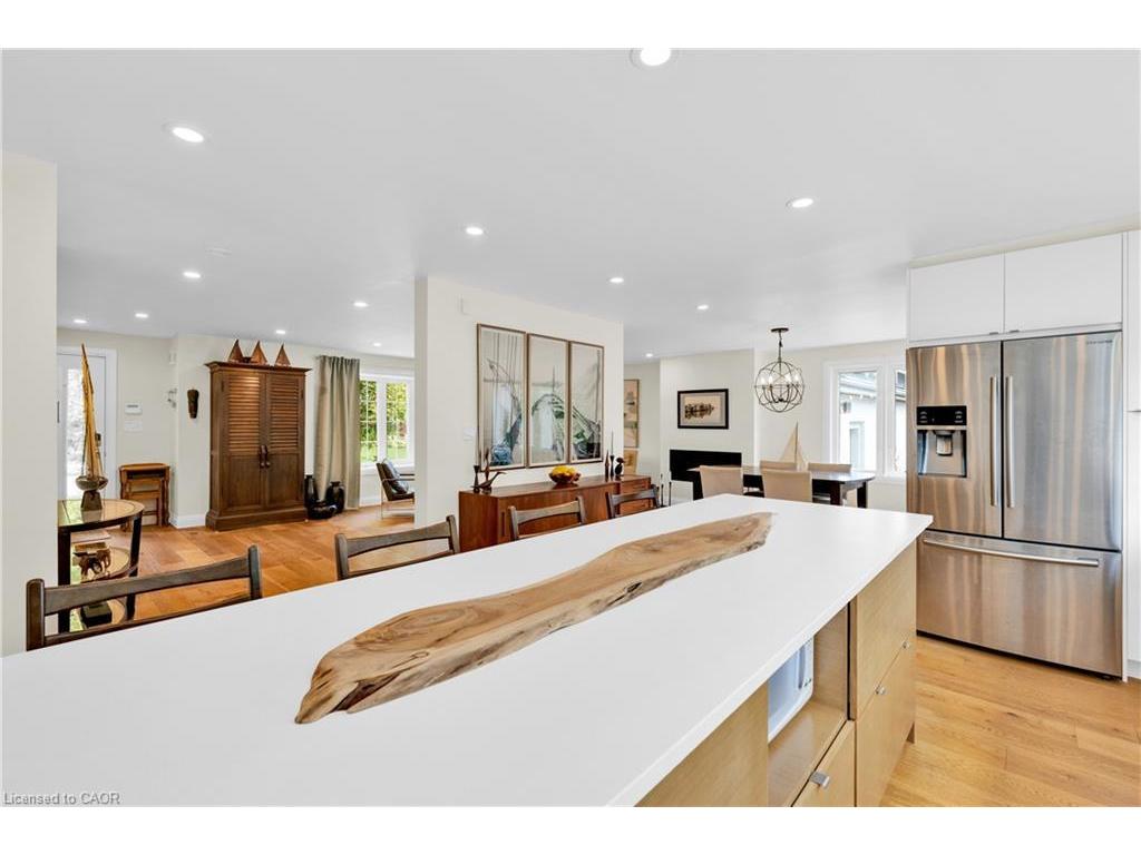 









912


Boothman

Avenue,
Burlington,




ON
L7T 1P4

