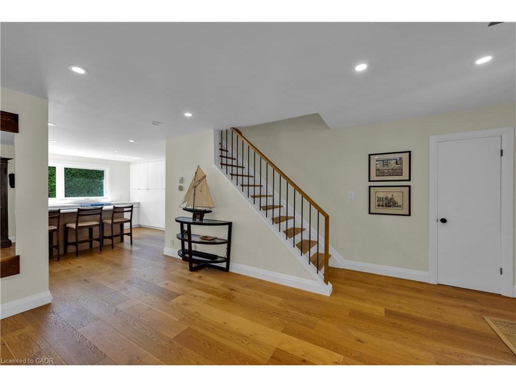 









912


Boothman

Avenue,
Burlington,




ON
L7T 1P4

