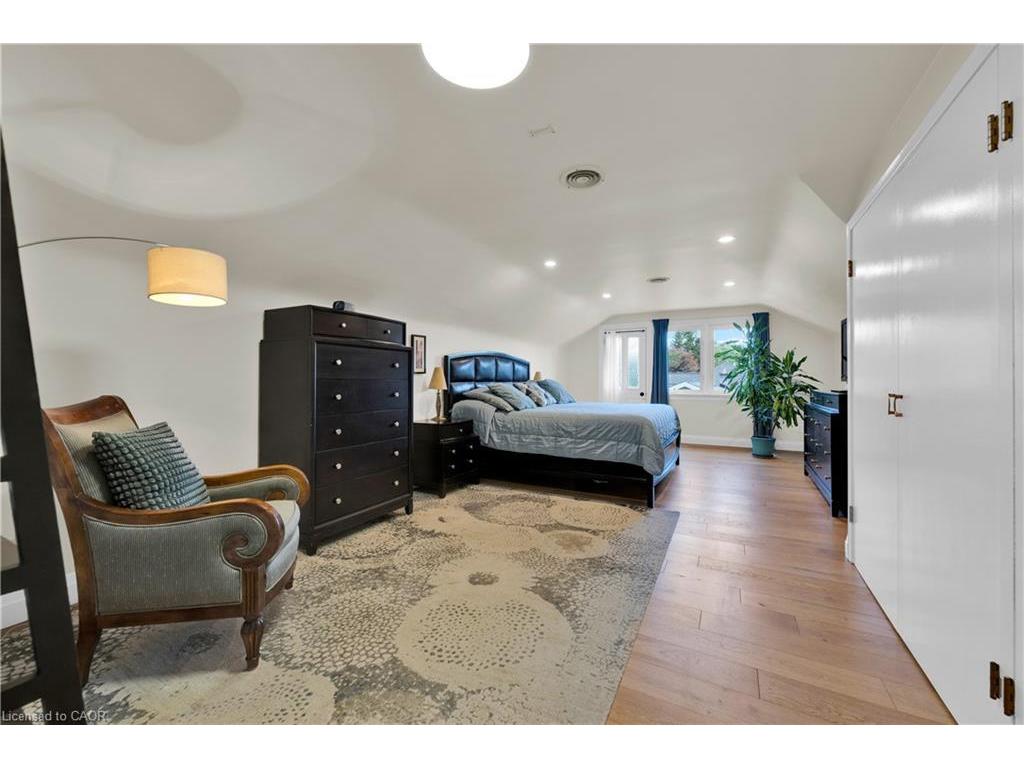 









912


Boothman

Avenue,
Burlington,




ON
L7T 1P4


