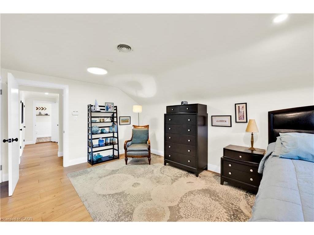 









912


Boothman

Avenue,
Burlington,




ON
L7T 1P4

