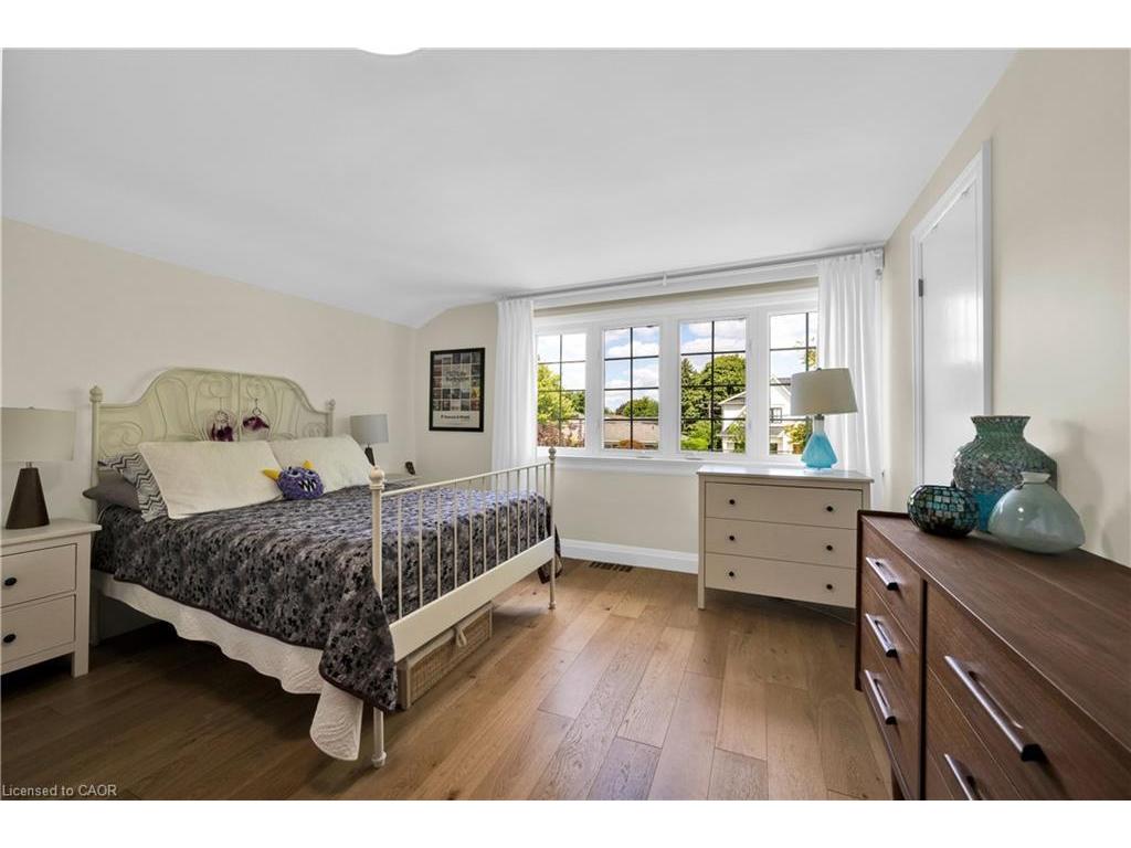 









912


Boothman

Avenue,
Burlington,




ON
L7T 1P4

