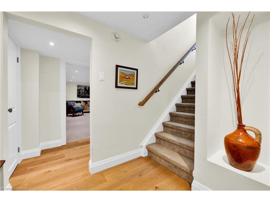 









912


Boothman

Avenue,
Burlington,




ON
L7T 1P4

