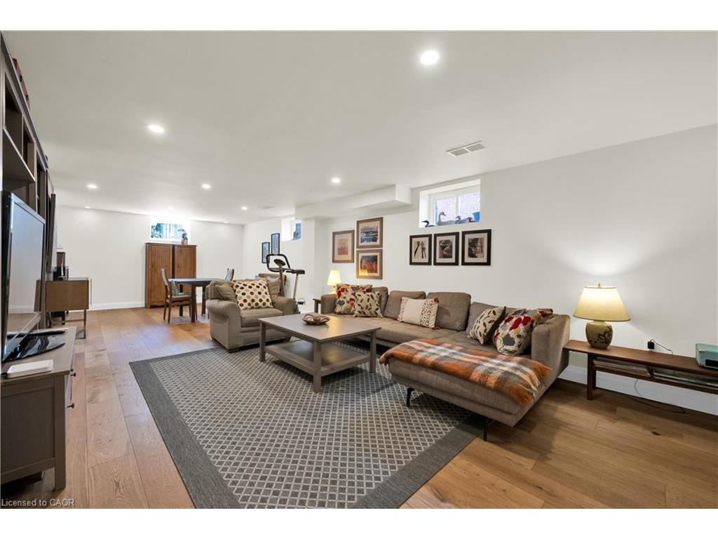 









912


Boothman

Avenue,
Burlington,




ON
L7T 1P4

