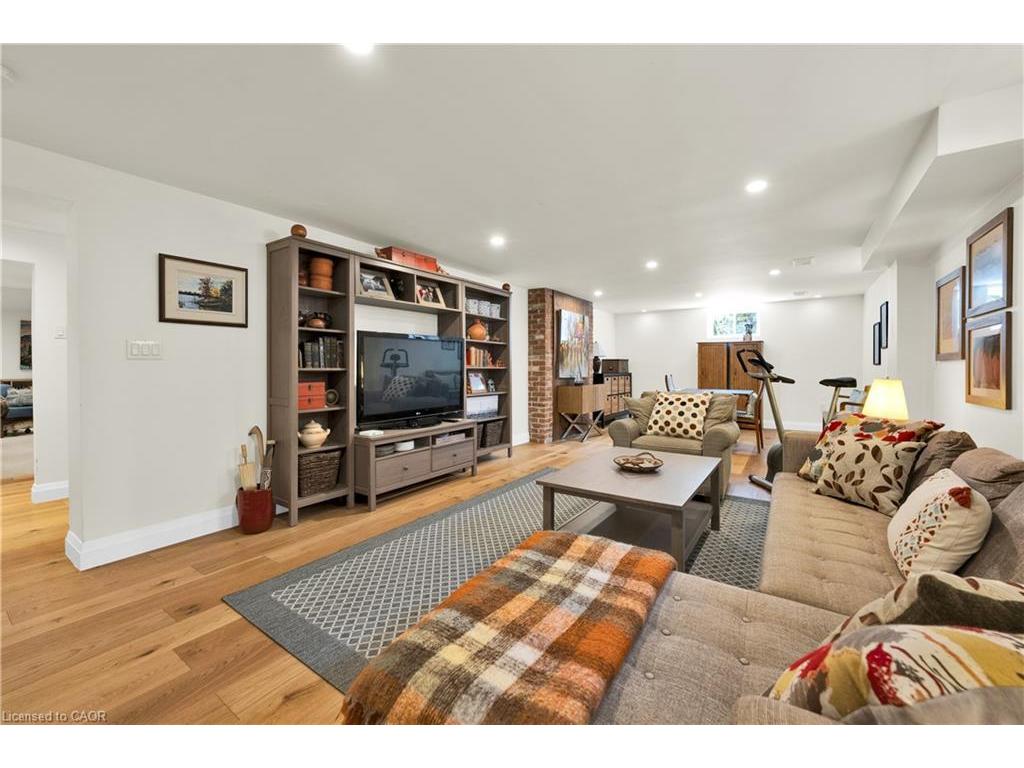 









912


Boothman

Avenue,
Burlington,




ON
L7T 1P4

