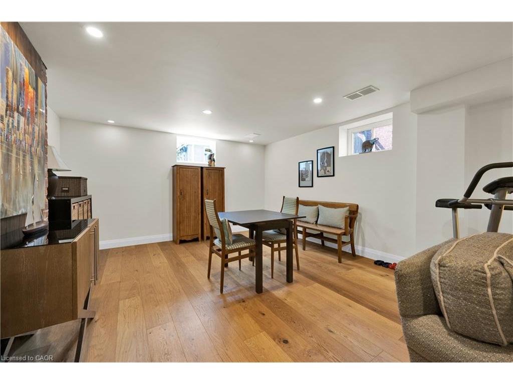 









912


Boothman

Avenue,
Burlington,




ON
L7T 1P4

