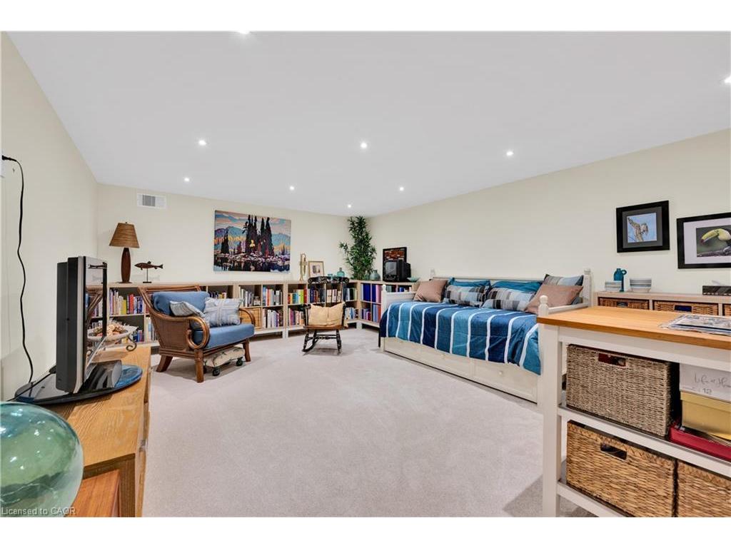 









912


Boothman

Avenue,
Burlington,




ON
L7T 1P4

