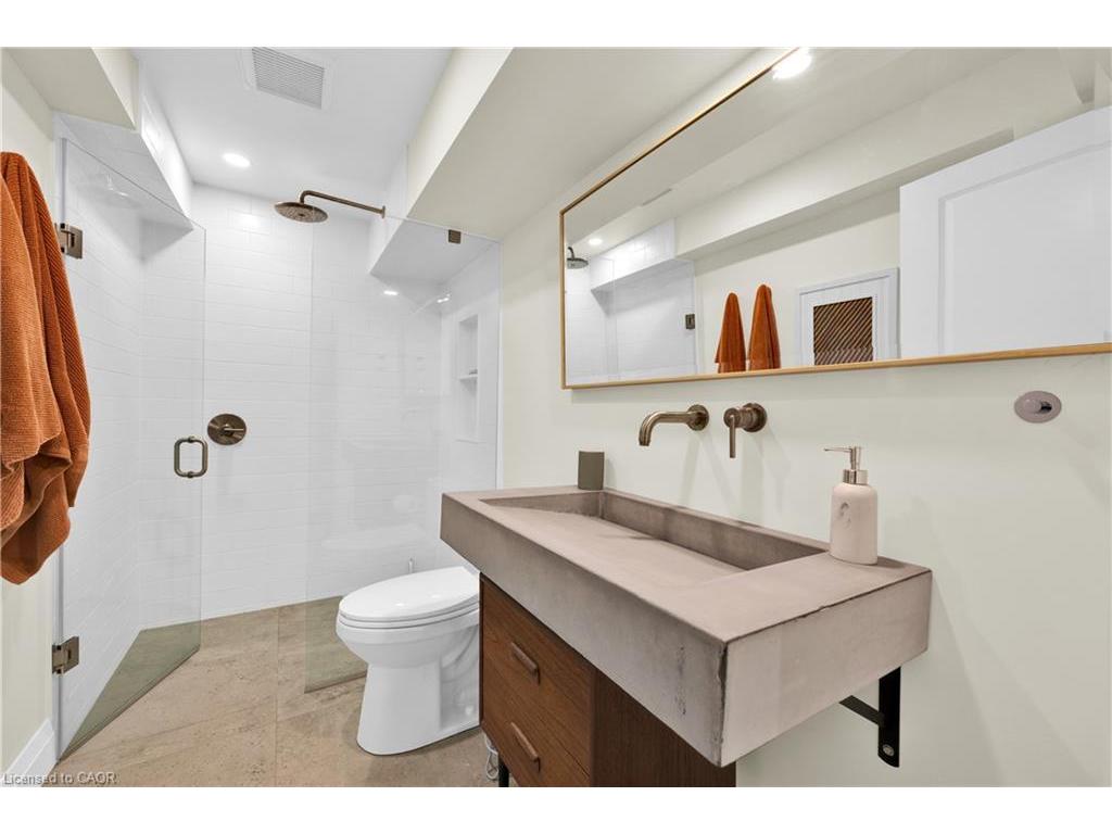 









912


Boothman

Avenue,
Burlington,




ON
L7T 1P4

