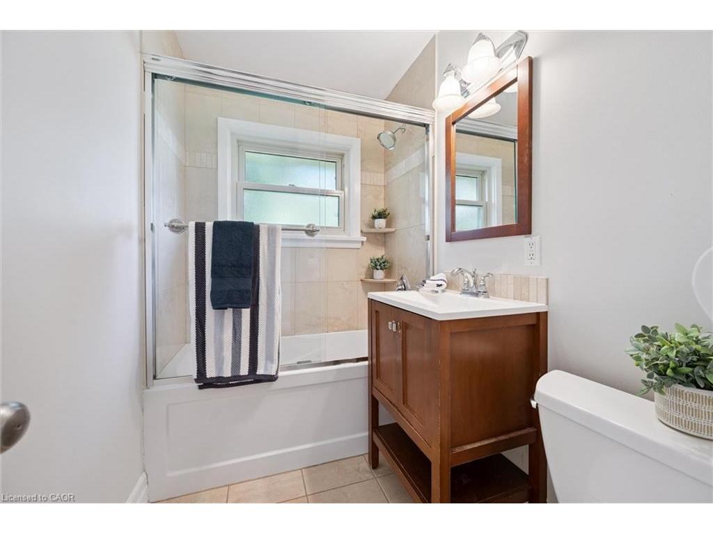 









272


Hartwood

Place,
Kitchener,




ON
N2H 6B5

