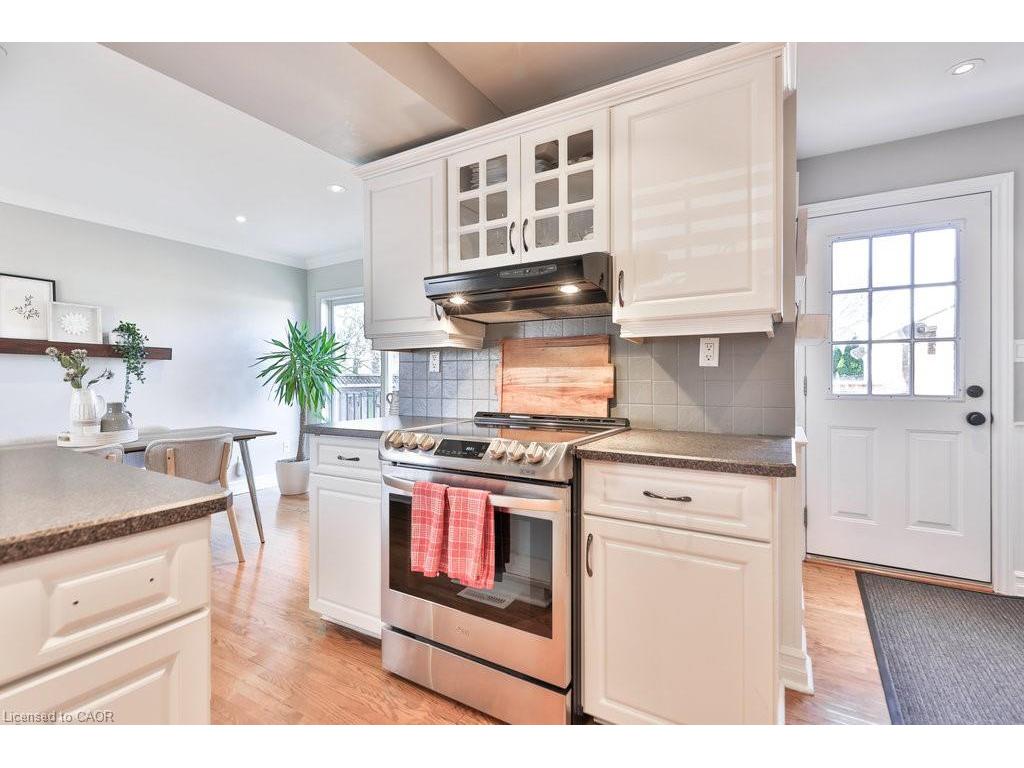 









886


Whitney

Drive,
Mississauga,




ON
L4Y 1E7

