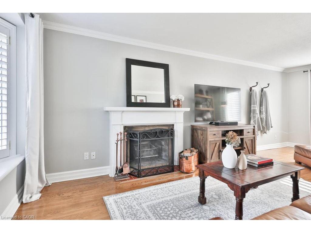 









886


Whitney

Drive,
Mississauga,




ON
L4Y 1E7

