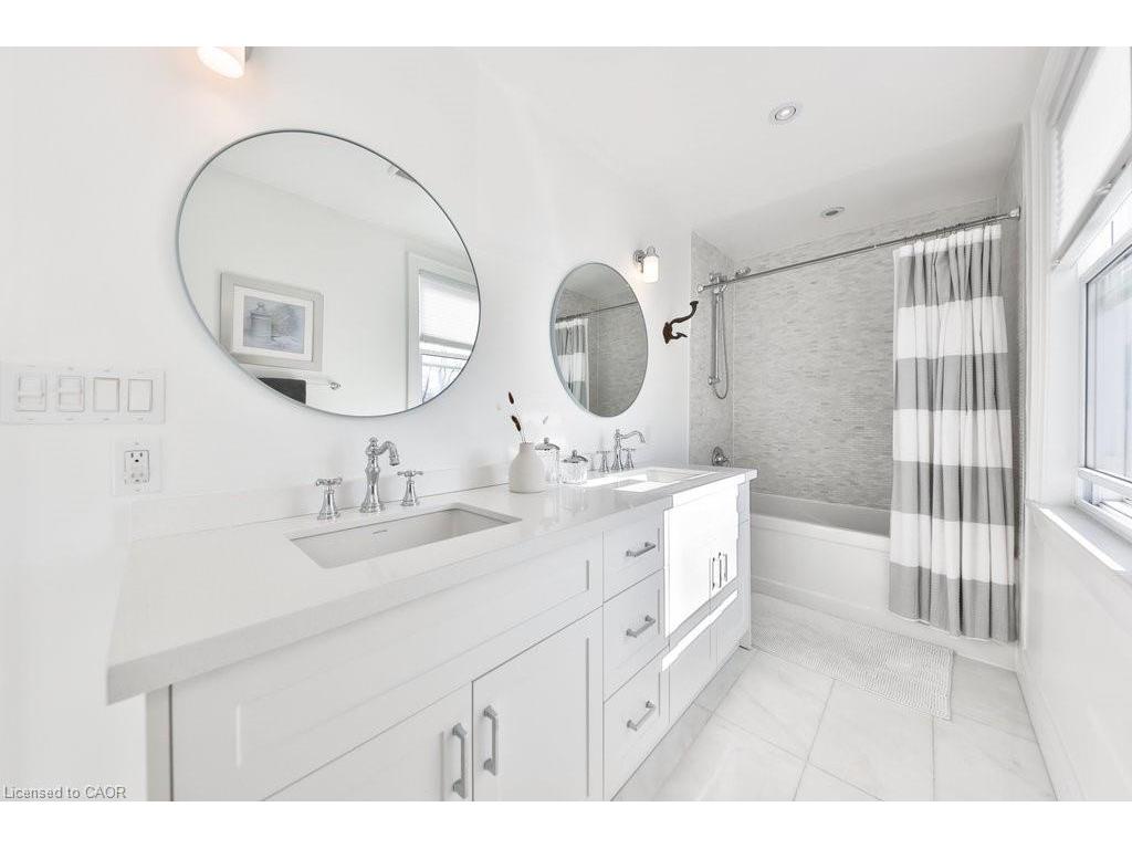









886


Whitney

Drive,
Mississauga,




ON
L4Y 1E7

