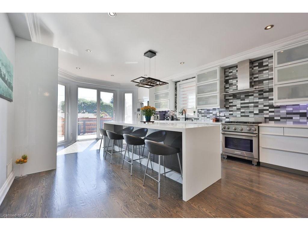 









880


6th

Street,
Mississauga,




ON
L5E 1N6

