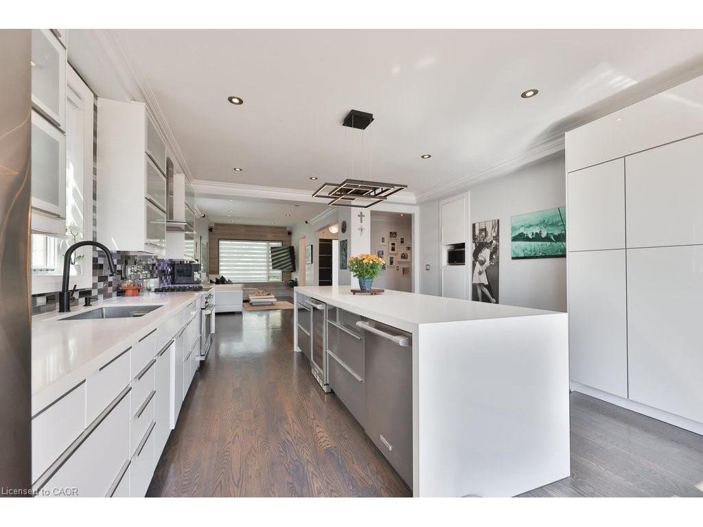 









880


6th

Street,
Mississauga,




ON
L5E 1N6

