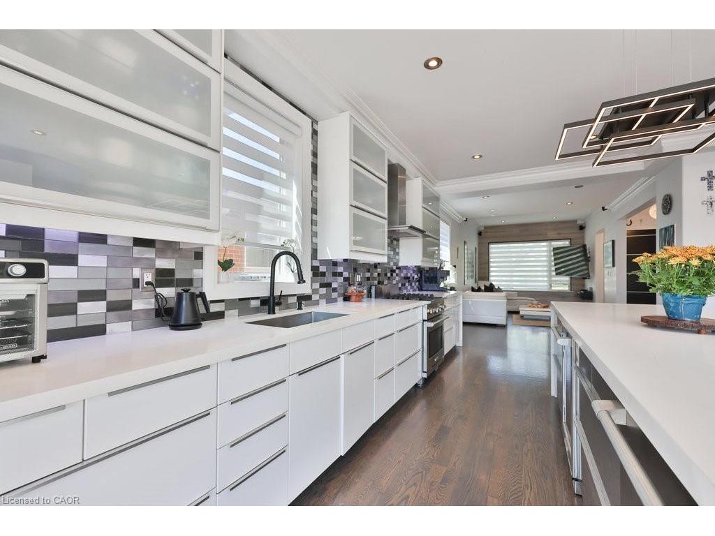 









880


6th

Street,
Mississauga,




ON
L5E 1N6

