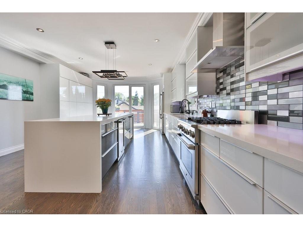 









880


6th

Street,
Mississauga,




ON
L5E 1N6

