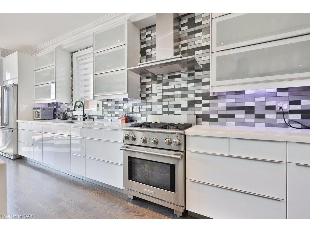 









880


6th

Street,
Mississauga,




ON
L5E 1N6

