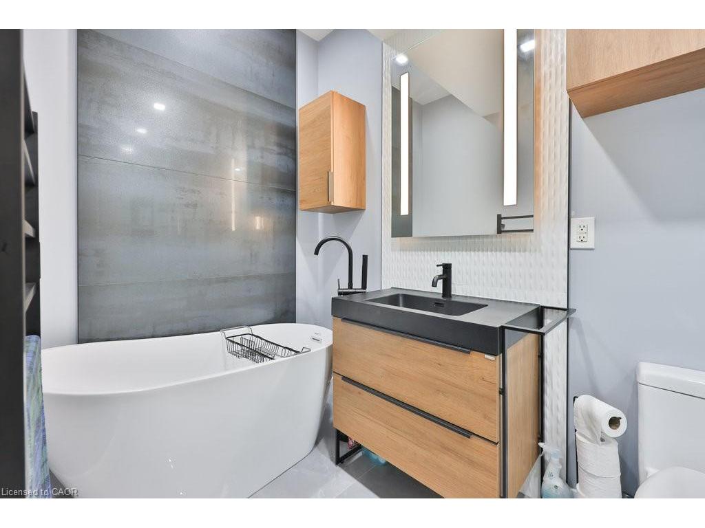 









880


6th

Street,
Mississauga,




ON
L5E 1N6

