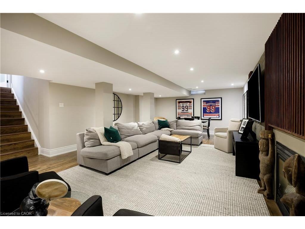 









1483


The Links

Drive,
Oakville,




ON
L6M 2P2

